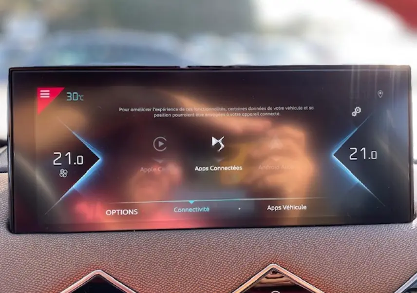 Écran tactile central du DS3 Crossback E-Tense 2021 affichant la connectivité et la température intérieure à 21°C.