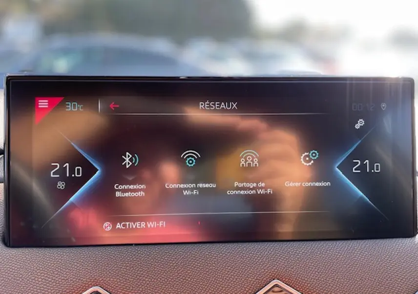 Écran tactile central du DS3 Crossback E-Tense 2021 affichant les options de connexion Wi-Fi et Bluetooth, intérieur brun.