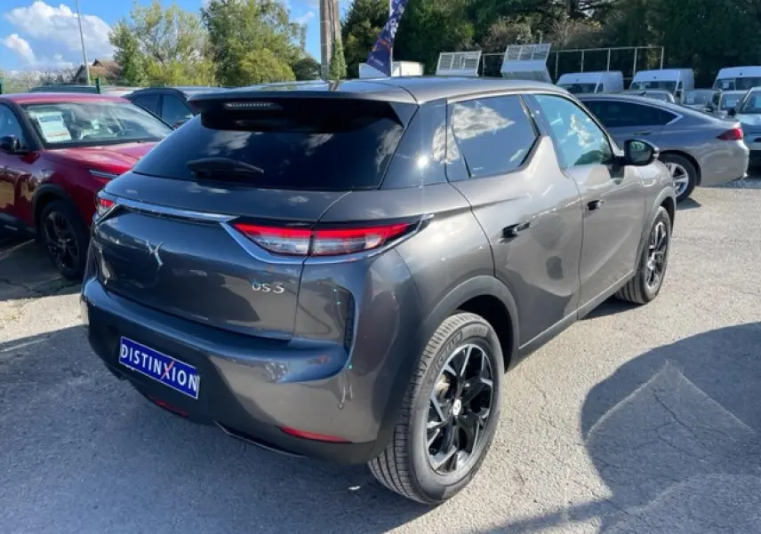 Vue 3/4 arrière droite du DS3 Crossback E-Tense gris platinium avec toit noir et jantes noires brillantes.