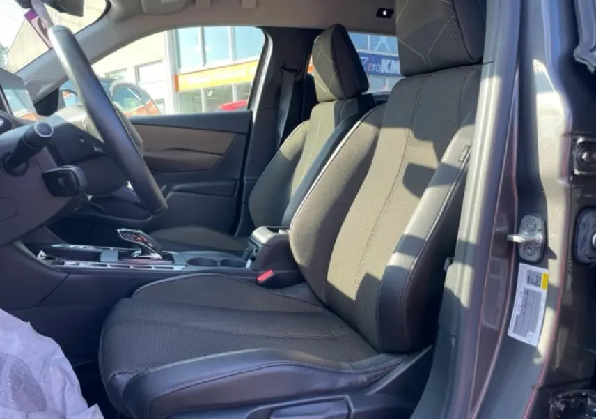 Vue intérieure côté conducteur du DS3 Crossback E-Tense gris platinium, montrant les sièges avant et la console centrale.