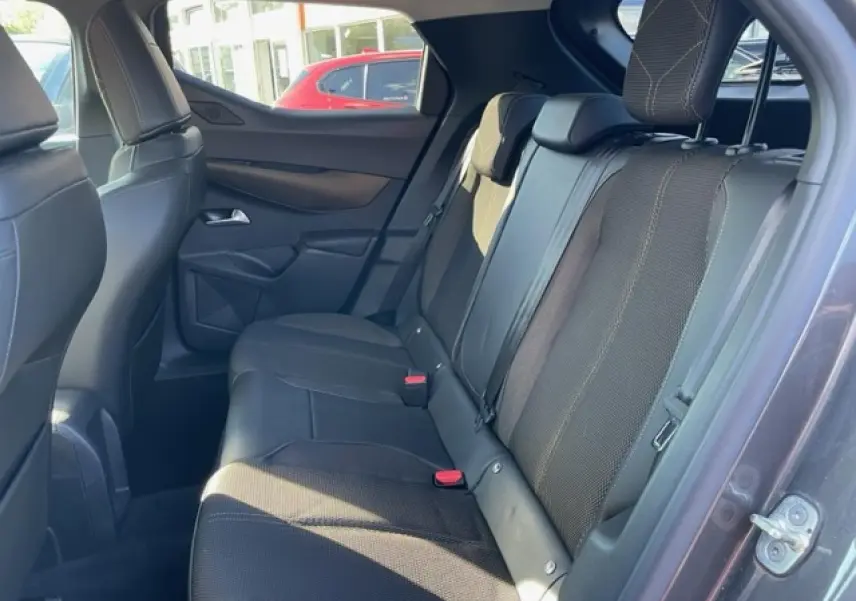 Vue intérieure côté droit de la banquette arrière noire du DS3 Crossback E-Tense 2021 avec détails des appuie-têtes et ceinture.
