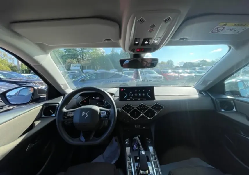 Vue intérieure avant du DS3 Crossback E-Tense 2021 gris platinium, avec tableau de bord numérique et écran tactile central.