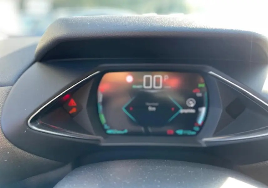 Vue rapprochée du combiné de bord numérique du DS3 Crossback E-Tense 2021, affichage digital lumineux.