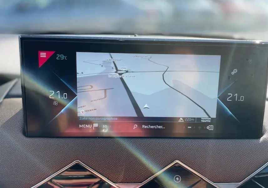 Écran tactile central du DS3 Crossback E-Tense 2021 affichant la navigation et la climatisation à 21°C.