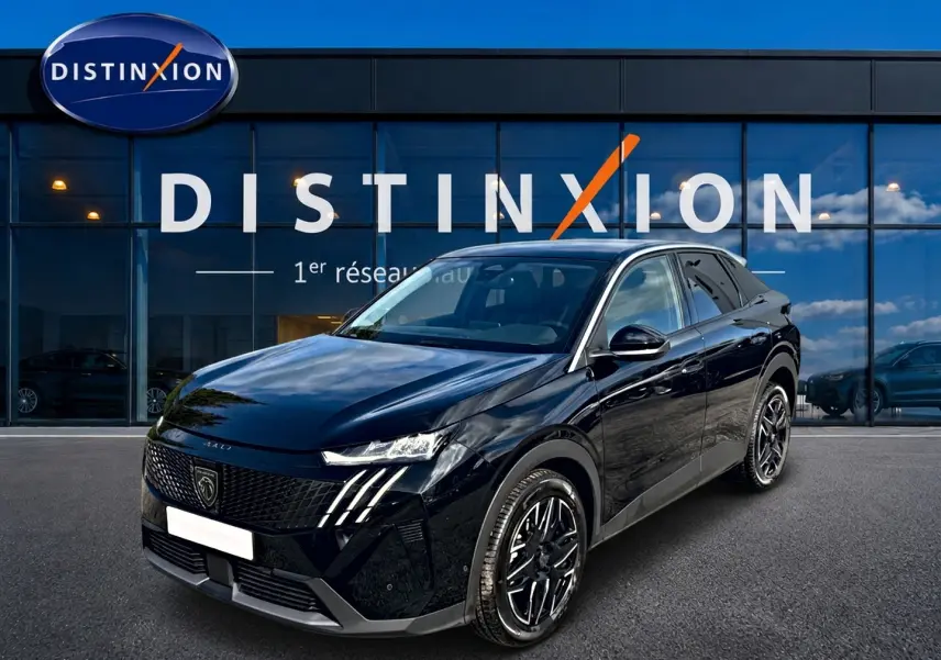 Peugeot 3008 noir vue 3/4 avant droit, avec calandre distinctive et jantes alliage noires devant showroom Distinxion.