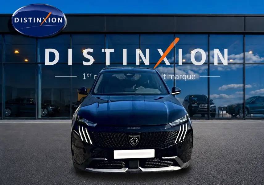 Vue frontale du Peugeot 3008 noir 2025 avec calandre distinctive et feux LED en griffes, devant une vitrine Distinxion.