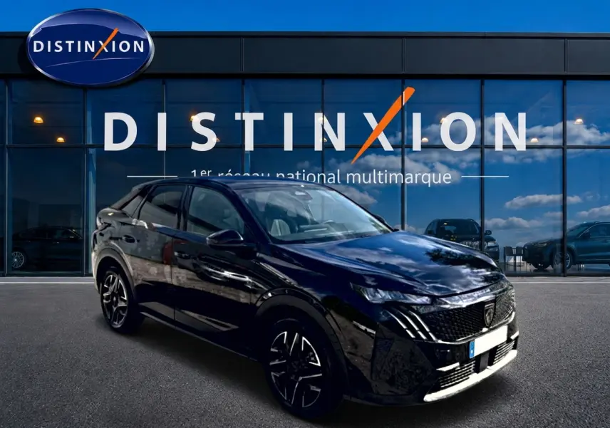 Peugeot 3008 noir en 3/4 avant droit, avec jantes alu et calandre distinctive, devant showroom Distinxion.