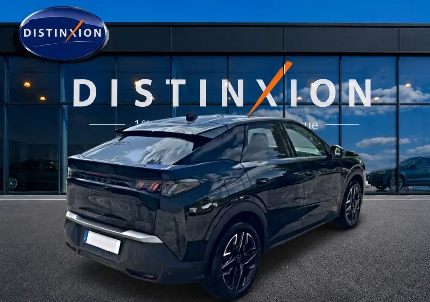 Vue 3/4 arrière droite d'un Peugeot 3008 noir 2025 avec jantes alu et feux arrière LED distinctifs.