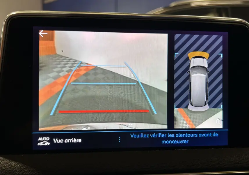 Affichage de la caméra de recul du Peugeot 5008 gris 2020, vue arrière avec lignes de guidage et alerte de proximité.