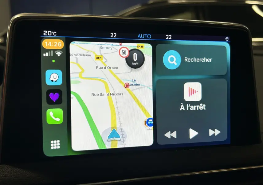 Écran tactile central du Peugeot 5008 2020 affichant la navigation et les commandes multimédia en intérieur noir.