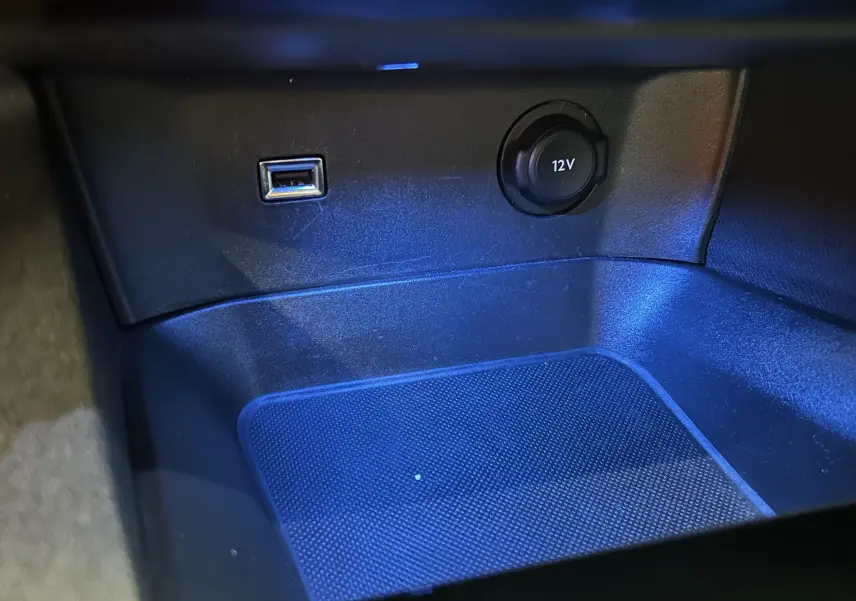 Gros plan sur la prise 12V et port USB dans l'habitacle du Peugeot 5008 gris, version BlueHDi 130 EAT8 Allure.