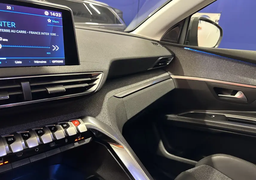 Vue intérieure côté passager du Peugeot 5008 gris 2020, mettant en valeur la planche de bord et l'écran tactile.