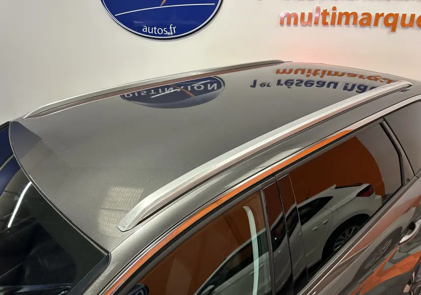 Toit gris métallisé du Peugeot 5008 2020 avec barres de toit argentées, vu en plongée côté gauche.