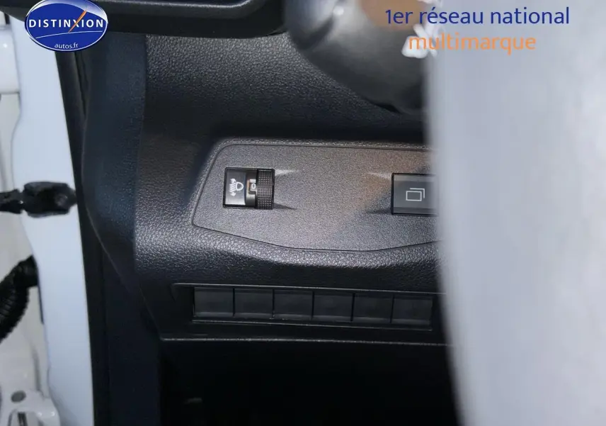 Vue partielle du tableau de bord côté gauche du Citroën Berlingo Fourgon blanc avec commandes d'éclairage et boutons.