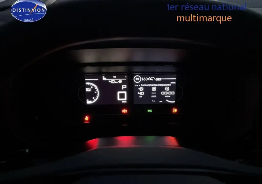 Tableau de bord numérique éclairé du Citroën Berlingo Fourgon blanc, vue frontale centrée sur l'affichage.