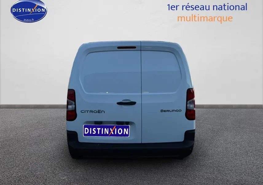 Vue arrière du Citroën Berlingo Fourgon blanc 2025 avec double portes arrière et logo visible.