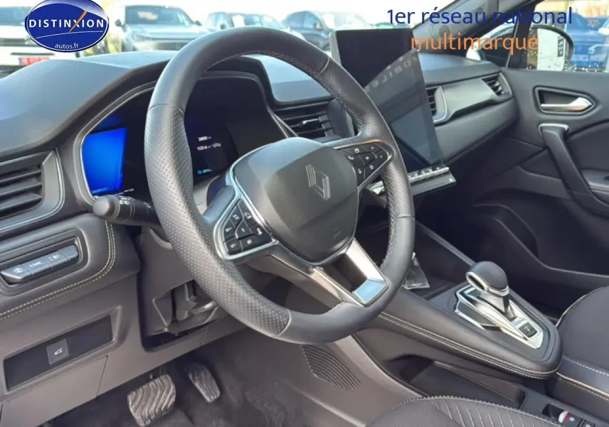 Vue intérieure côté conducteur du Renault Symbioz 2025, volant cuir multifonction et écran tactile vertical.