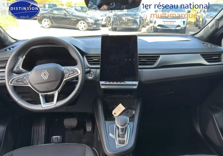 Vue intérieure avant du Renault Symbioz 2025, tableau de bord moderne avec grand écran tactile vertical et volant multifonction.