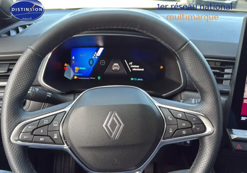 Vue rapprochée du volant cuir multifonction de la Renault Symbioz 2025 avec écran digital et commandes intégrées.