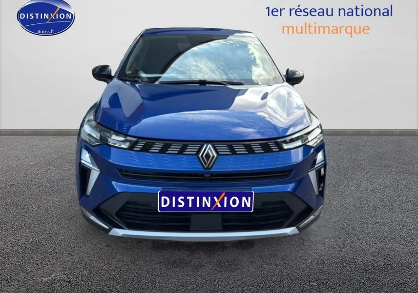 Vue avant d'une Renault Symbioz 1.6 e-tech full hybrid 2025 en bleu iron metal avec calandre distinctive et phares LED fins.