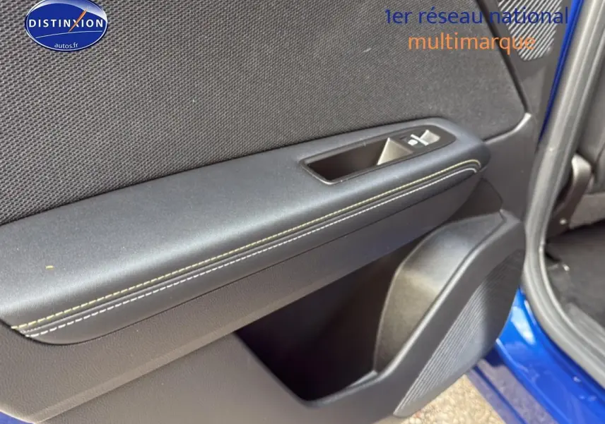 Détail de la porte avant gauche bleu iron metal de la Renault Symbioz 2025, avec commande de vitre et haut-parleur intégré.