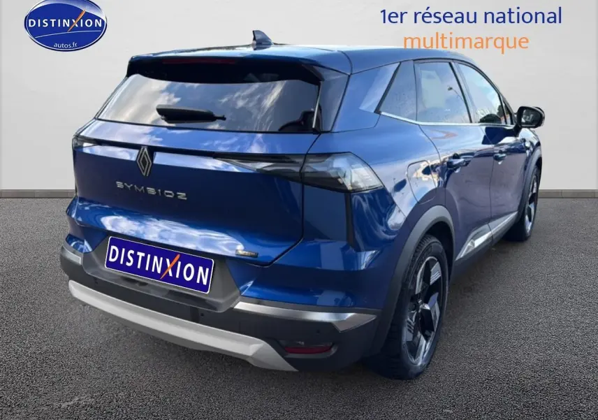 Vue 3/4 arrière droite du Renault Symbioz bleu iron metal avec vitres surteintées et barres de toit visibles.