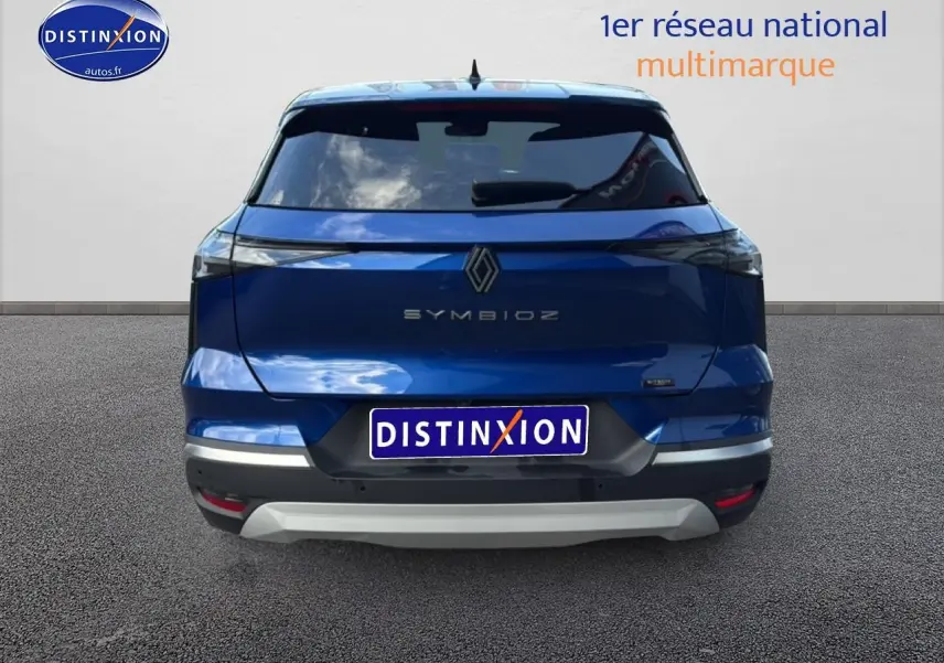 Vue arrière d'une Renault Symbioz bleu iron metal 2025 avec logo et feux arrière fins horizontaux.