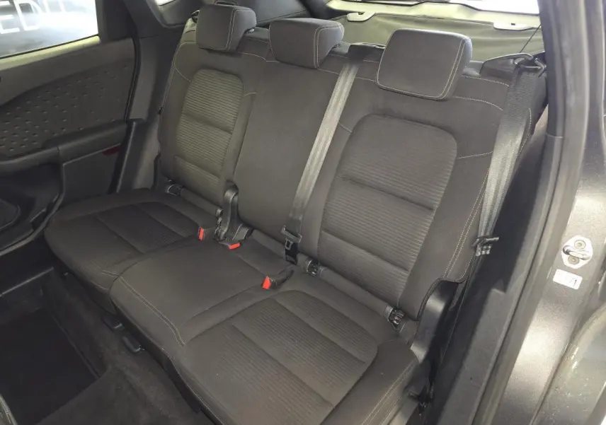 Vue intérieure du siège arrière tissu noir du Ford Kuga 1.5 EcoBlue 2020 avec ceintures et appuie-têtes visibles.