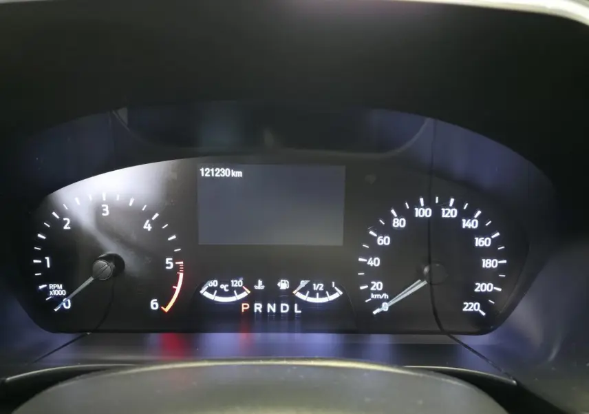 Combiné d'instrumentation du Ford Kuga 2020, affichage digital et compte-tours, vitesse et jauges éclairés en blanc.