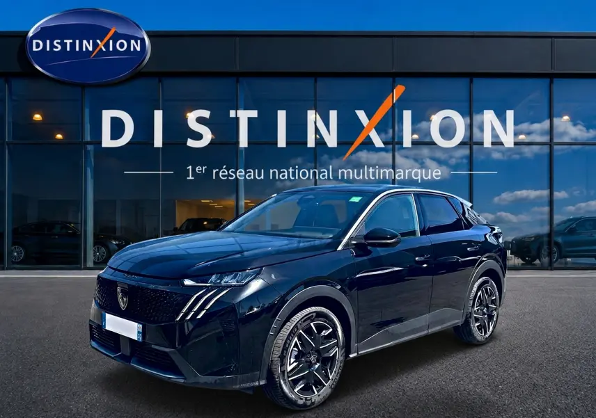 Peugeot 3008 noir vue 3/4 avant droit, avec calandre distinctive et jantes alliage noires devant showroom Distinxion.