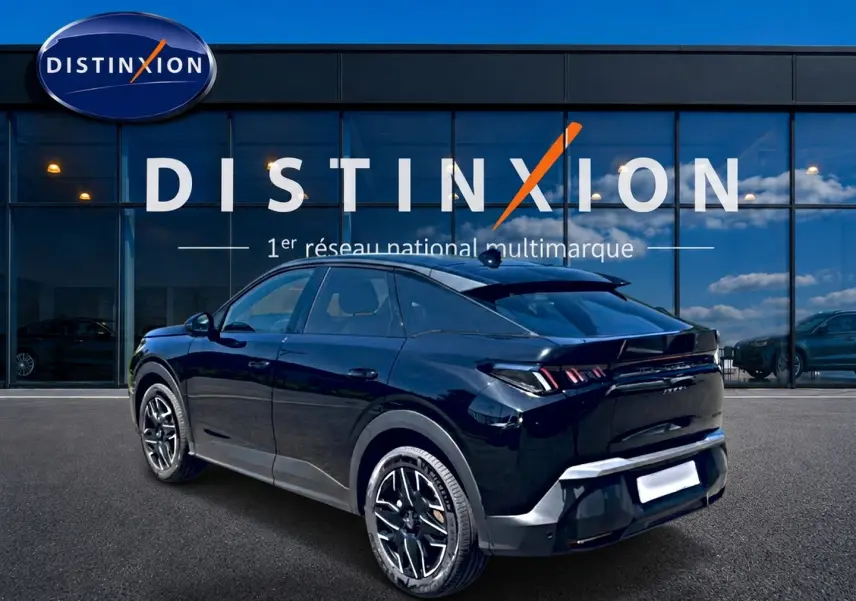 Peugeot 3008 noir vue 3/4 arrière droit, jantes alu noires et feux arrière LED distinctifs.