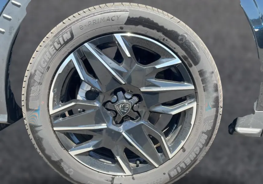Gros plan sur la jante alu noire et argentée d’un Peugeot 3008 noir, avec pneu Michelin visible.