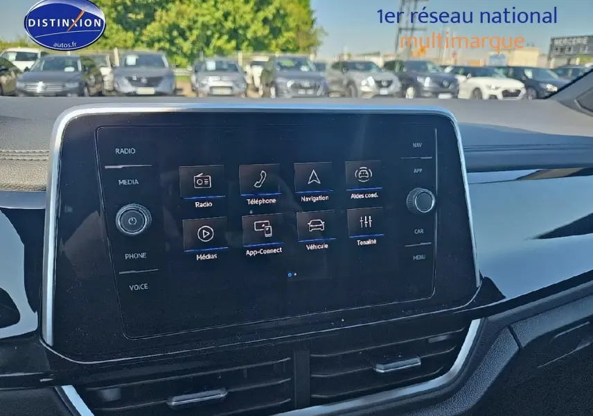 Écran tactile central du tableau de bord du Volkswagen T-Roc noir perle 2025, affichant les options multimédia et navigation.