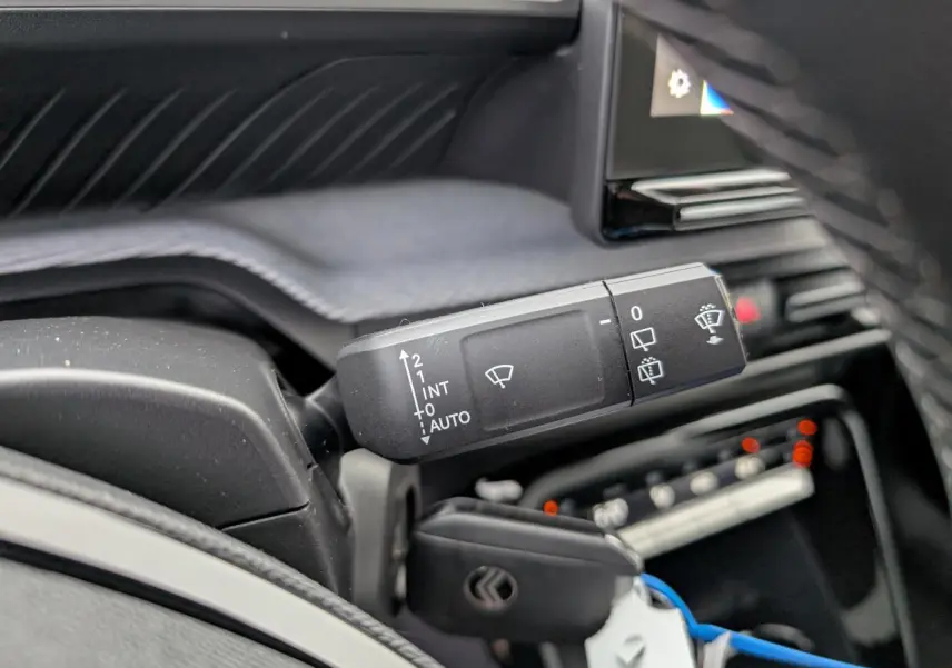 Gros plan sur la commande des essuie-glaces dans l'habitacle du Citroën C3 Aircross gris métallisé 2025.