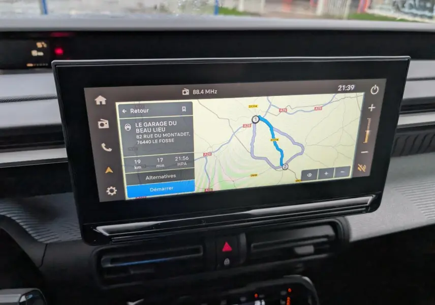 Écran tactile central affichant la navigation GPS dans l'habitacle du Citroën C3 Aircross 2025.