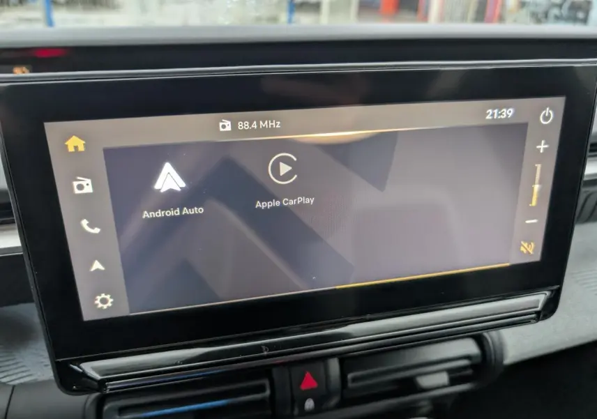 Écran tactile central du tableau de bord du Citroën C3 Aircross 2025 affichant Android Auto et Apple CarPlay