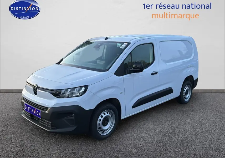 Vue 3/4 avant droite d’un Citroën Berlingo Fourgon blanc avec porte latérale coulissante et pare-chocs noirs.