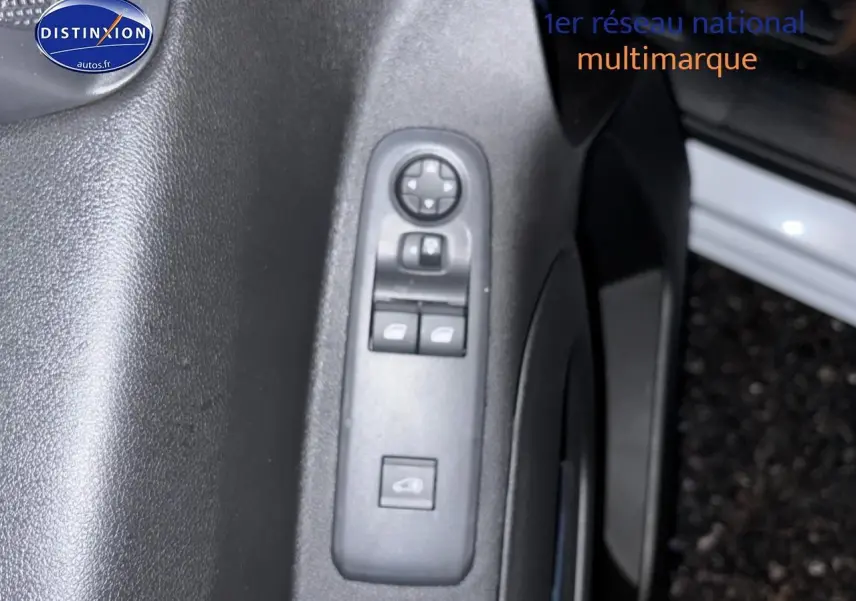 Gros plan sur les commandes des vitres et rétroviseurs côté conducteur du Citroën Berlingo Fourgon blanc 2025.