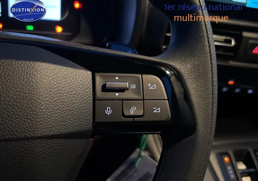 Gros plan sur les commandes multifonctions du volant noir du Citroën Berlingo Fourgon blanc 2025.