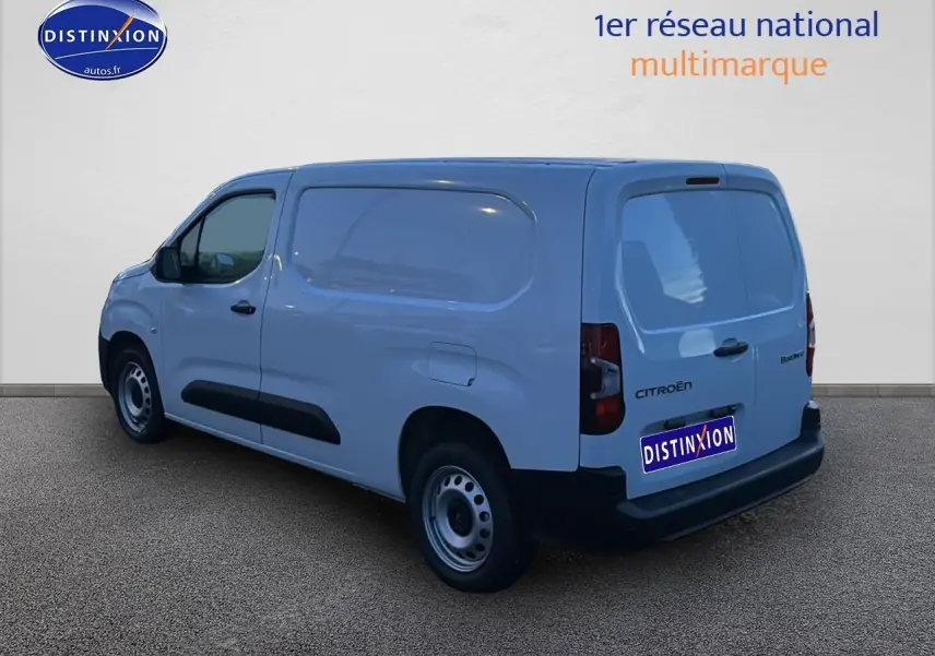Vue 3/4 arrière droite d'un Citroën Berlingo Fourgon blanc avec porte latérale coulissante et double portes arrière.