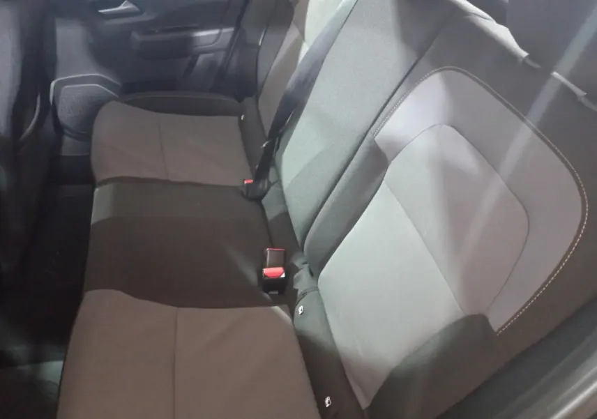 Vue intérieure de la banquette arrière grise et noire de la Dacia Sandero Extreme+ TCe 110, avec ceintures de sécurité visibles.