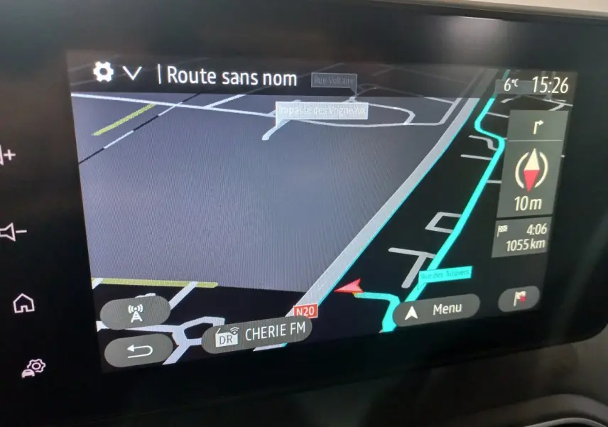 Écran tactile central du système de navigation de la Dacia Sandero Extreme+ TCe 110, affichage 3D couleur.