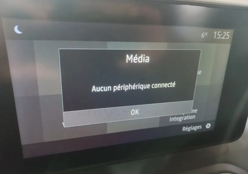 Écran tactile central de la Dacia Sandero 2024 affichant un message "Aucun périphérique connecté" en mode média.