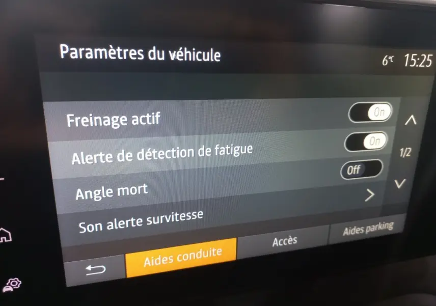 Écran tactile intérieur affichant les paramètres d’aides à la conduite de la Dacia Sandero Extreme+ TCe 110, 2024.