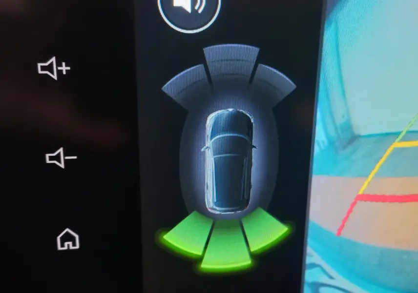 Affichage intérieur de l'aide au stationnement arrière de la Dacia Sandero Extreme+ TCe 110 2024, vue écran tactile.