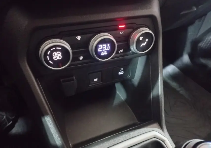 Gros plan sur la console centrale de la Dacia Sandero Extreme+ TCe 110 2024, avec commandes climatisation et ports USB.