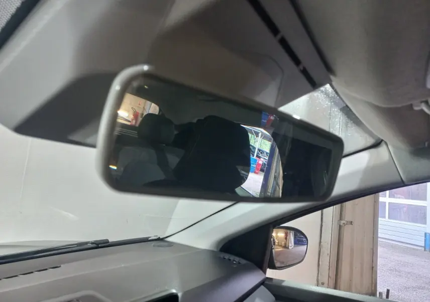 Vue intérieure du rétroviseur central d'une Dacia Sandero Extreme+ TCe 110 2024, avec reflet du siège arrière.