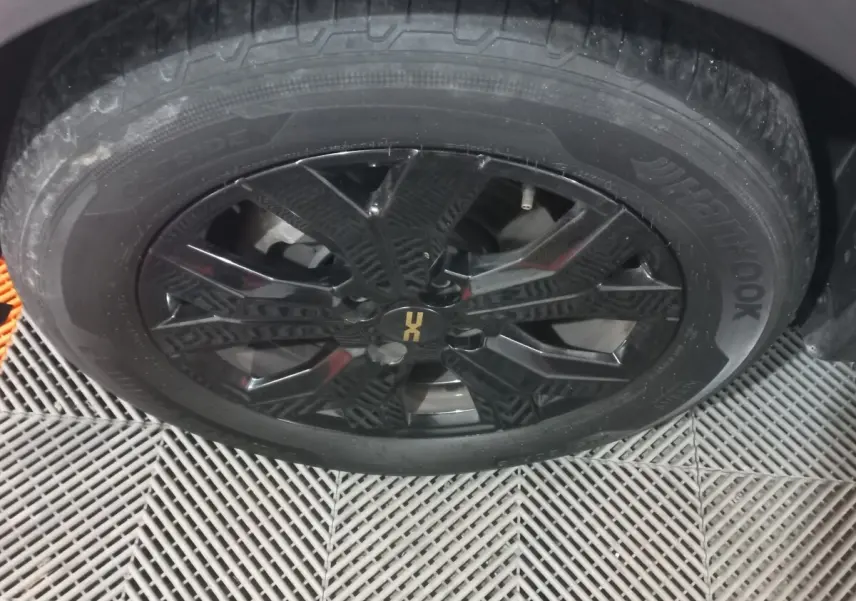 Gros plan sur la roue galette noire avec jante acier et logo Extreme+ du Dacia Sandero Extreme+ TCe 110 -24.