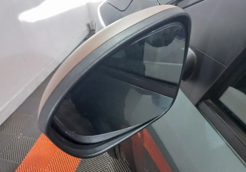 Rétroviseur extérieur droit gris ton caisse de la Dacia Sandero Extreme+ TCe 110 2024, vue rapprochée en intérieur.