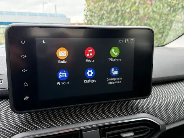 Écran tactile central du tableau de bord de la Dacia Sandero 2023, affichant les icônes radio, média et téléphone.